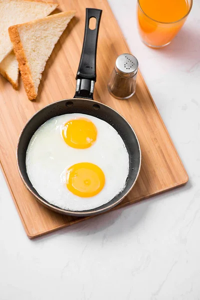 Fried eggs, bread and milk — Stock Photo, Image