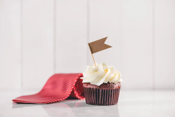 Cupcake en rode stropdas — Stockfoto