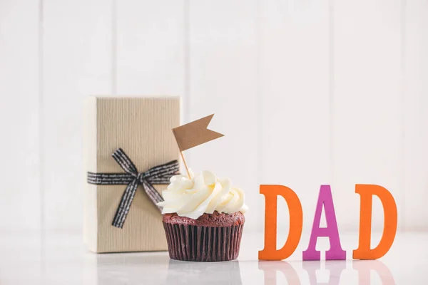 Cupcake and gift box — Stock Photo, Image