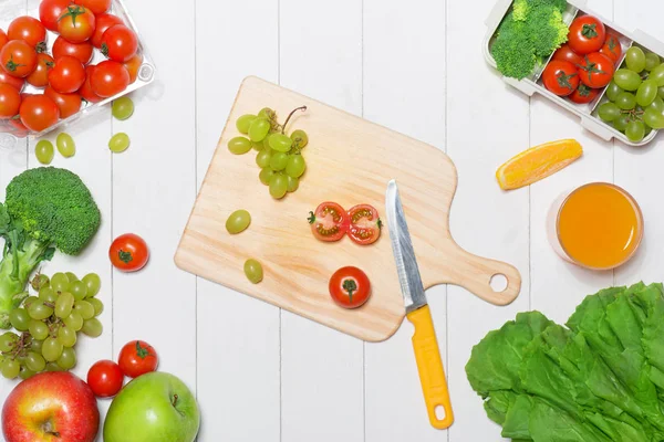 Fresh veggies and fruits. Healthy meal. — Stock Photo, Image