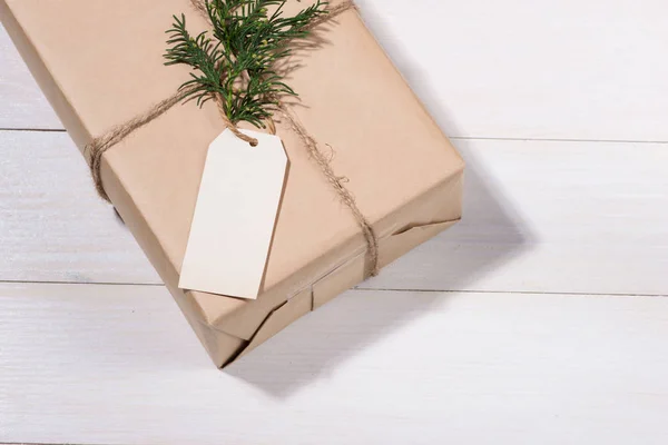Kraft papier doos en bladeren — Stockfoto