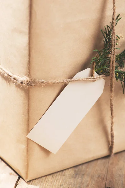 Boîte en papier Kraft et feuilles — Photo
