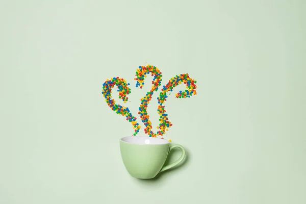 Kopp Cappuccino med godis rök symbol — Stockfoto