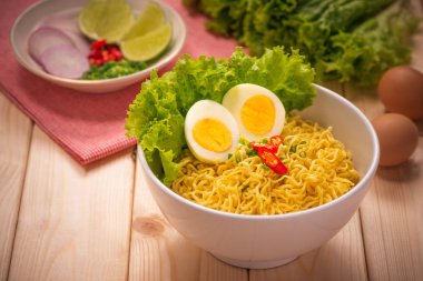 Hazır erişteler kasede 