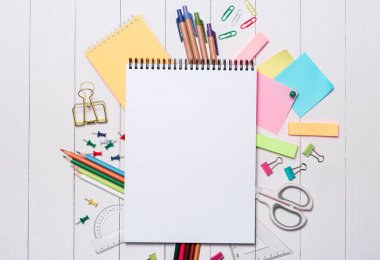 Ahşap arka plan üzerinde okul Kırtasiye veya ofis malzemeleri.