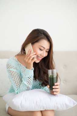 Akıllı telefon kullanan kadın