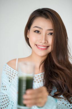 Yeşil suyu içme kadın