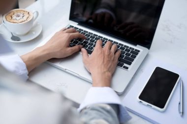 Dizüstü bilgisayarda çalışan adam