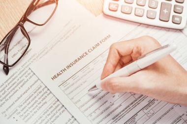 Sağlık sigortası talep formu hakkında kişisel bilgi el yazıyor