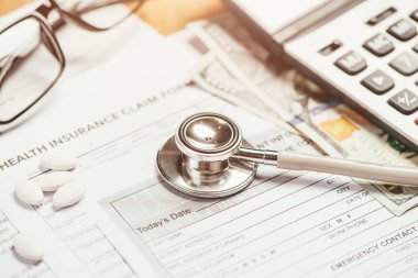 Tıbbi kavramı. Masada stetoskop.