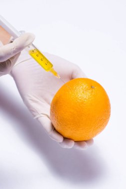 turuncu ve beyaz izole şırınga.