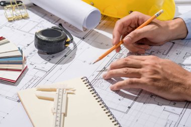 Planları üzerinde çalışıyor. İnşaat proje araçları ve noteb