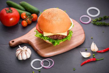 kesme tahtası üzerinde Burger