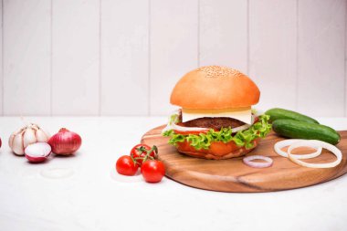 kesme tahtası üzerinde Burger