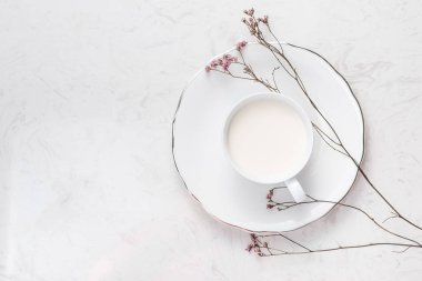 fincan süt ve çiçekler