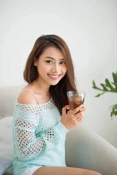 Улыбающаяся девушка пьет чай — стоковое фото