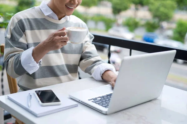 Homem bebendo café trabalhando no laptop — Fotografia de Stock