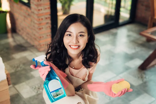 Aziatische vrouw in rubber glover — Stockfoto