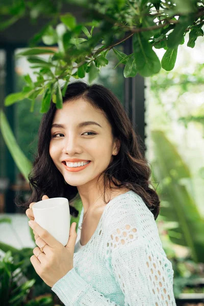 Joven asiático mujer con taza — Foto de Stock