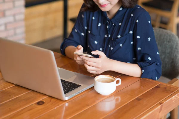 Businesswoman using laptop — Stock Photo, Image