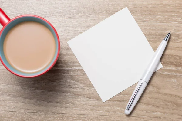 Leeres Papier und Tasse Kaffee auf dem Schreibtisch — Stockfoto