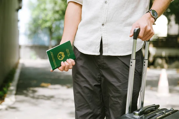 Homme titulaire d'un passeport vietnamien — Photo