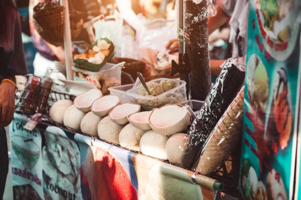 BANGKOK, THAÏLANDE - 22 JANVIER : Vendeur de rue vend de la glace de noix de coco — Photo