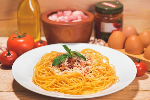 Placa de sabrosos espaguetis con salsa de tomate y carne en ta de madera — Foto de Stock