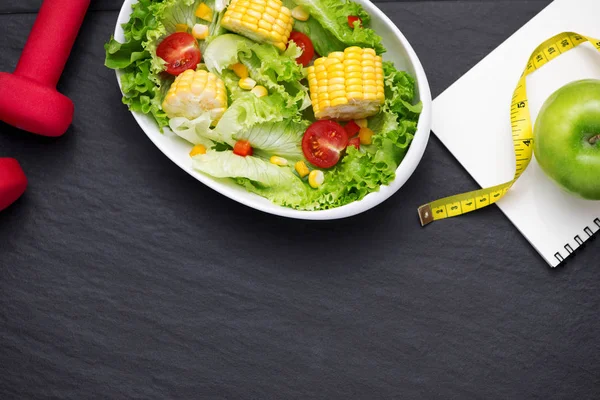 Egészséges, friss salátával. — Stock Fotó