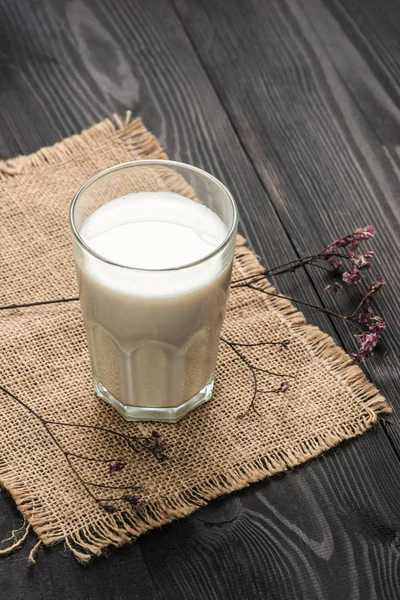 Молоко с миндальным печеньем — стоковое фото