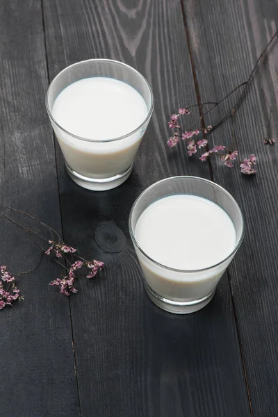 Dwie szklanki mleka — Zdjęcie stockowe