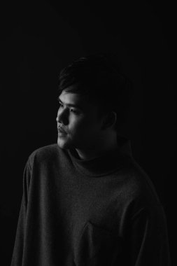  üzgün genç Asyalı adam