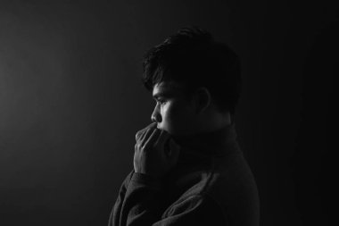 üzgün genç Asyalı adam