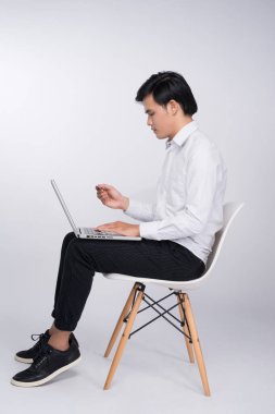 Asya adam sandalyede oturma