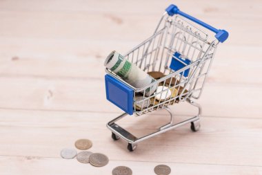 Küçük arabası ve madeni paralar