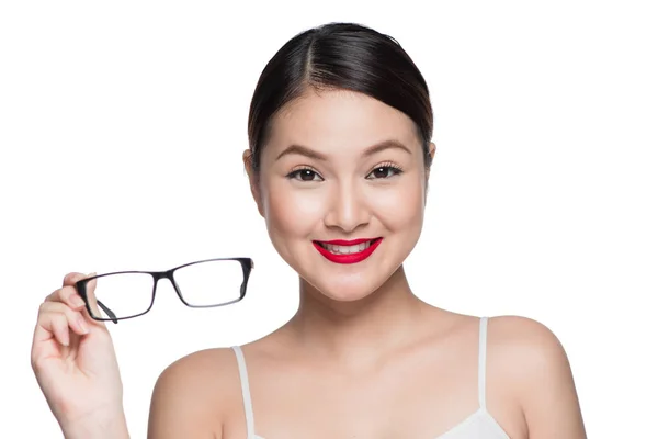 Dívka s úsměvem zobrazeno brýle — Stock fotografie