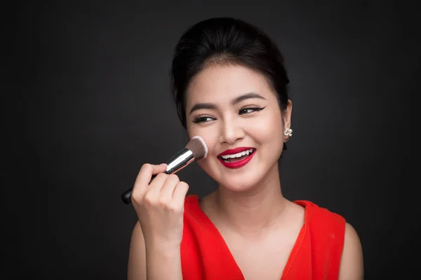 Wanita dengan rambut gelap dan bibir merah — Stok Foto