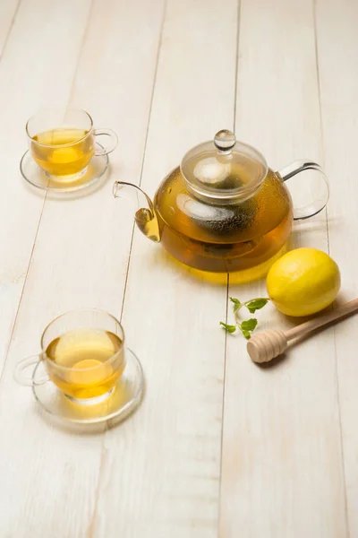 Чашка лимонного чая с медом — стоковое фото