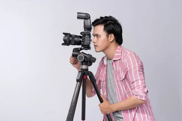 Fotógrafo sosteniendo cámara digital —  Fotos de Stock