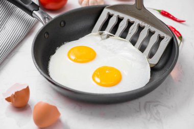 geleneksel kızarmış yumurta