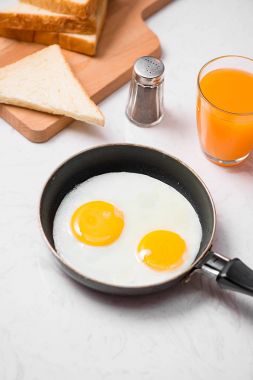 geleneksel kızarmış yumurta