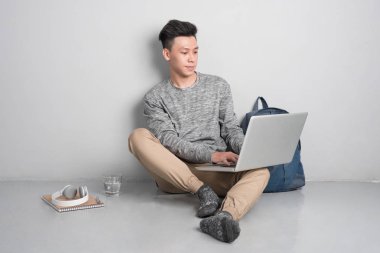 dizüstü bilgisayar kullanan adam