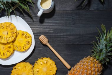 Tablo üzerinde ızgara ananas