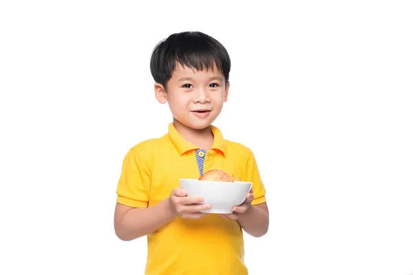 Liten pojke innehav skål. — Stockfoto