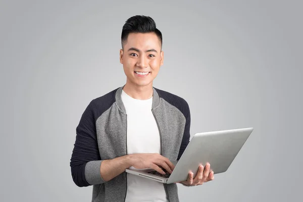 Geschäftsmann mit Laptop — Stockfoto