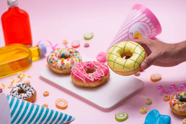 Красочные глазурованные пончики — стоковое фото