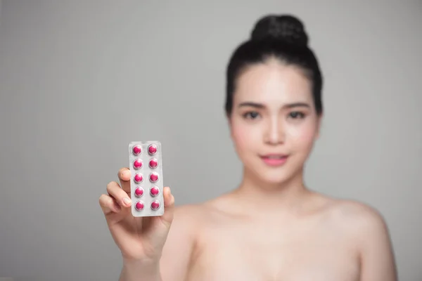 Asijské žena s pilulky v ruce — Stock fotografie