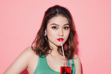 Asyalı kadın suyu içme 