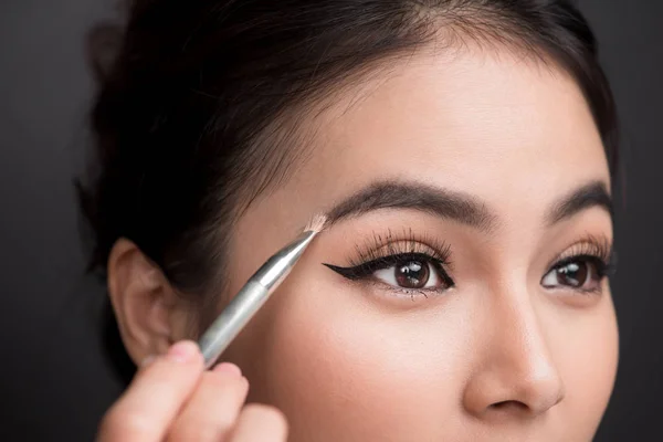 Asiático mujer llegar maquillaje —  Fotos de Stock