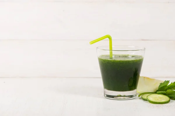 Sticlă de băutură proaspătă smoothie verde — Fotografie, imagine de stoc